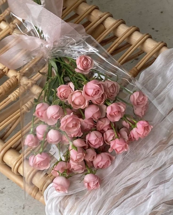 Розовые кустовые розы